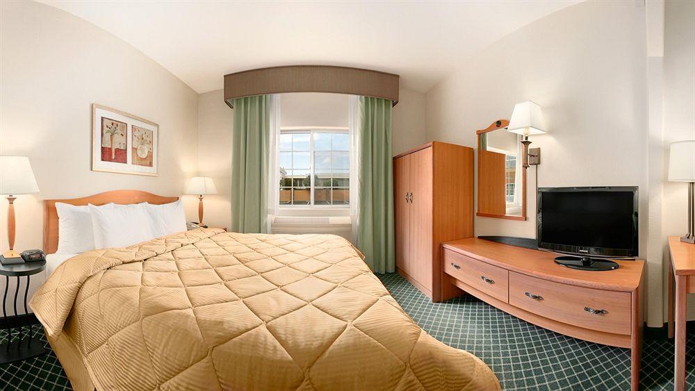 Comfort Inn & Suites Oakland Airport Exterior photo