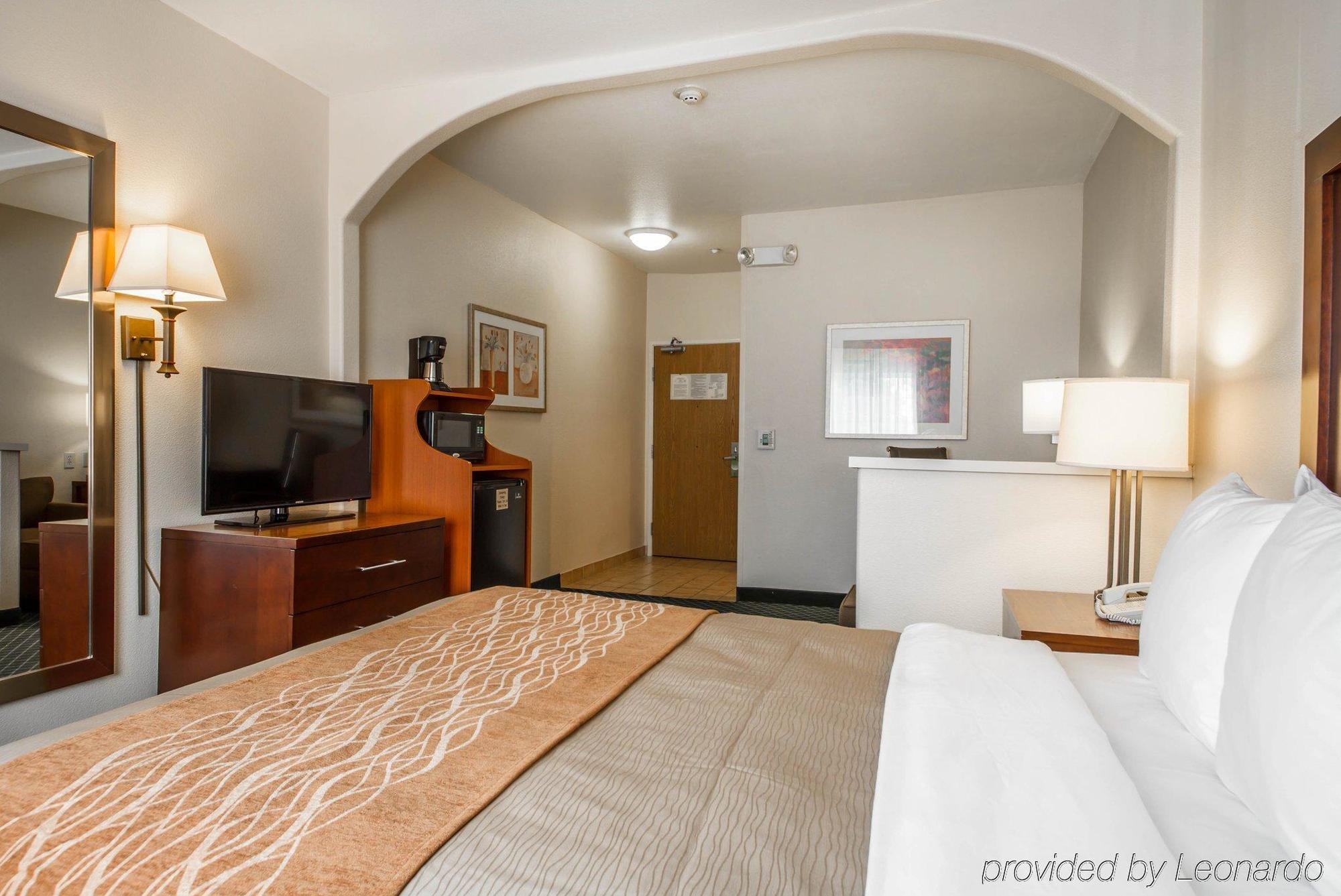 Comfort Inn & Suites Oakland Airport Exterior photo