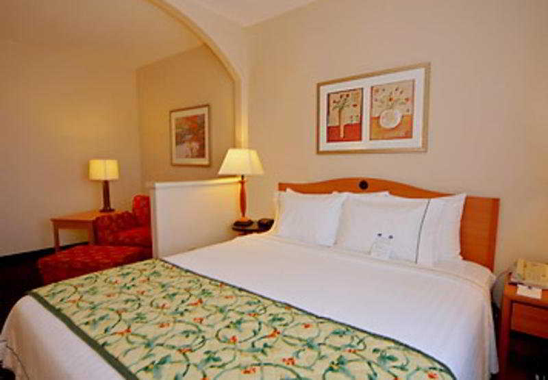 Comfort Inn & Suites Oakland Airport Room photo