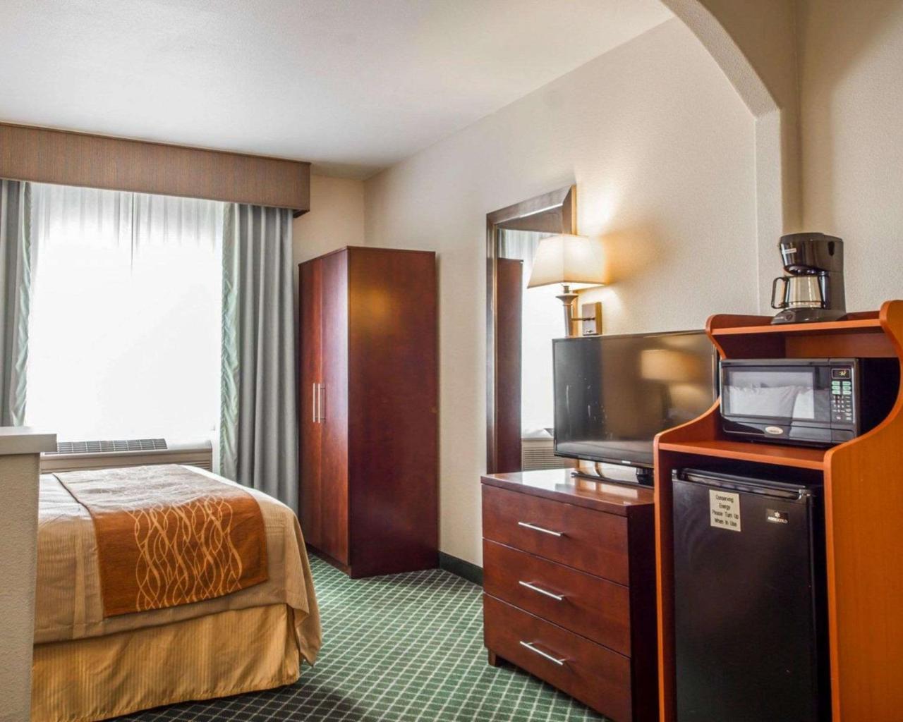 Comfort Inn & Suites Oakland Airport Exterior photo