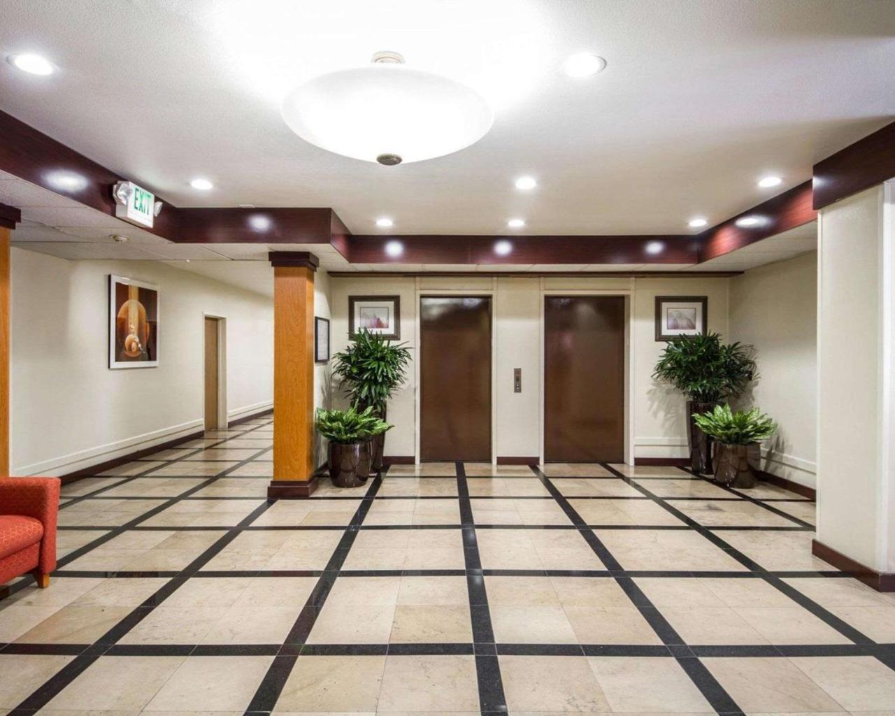 Comfort Inn & Suites Oakland Airport Exterior photo