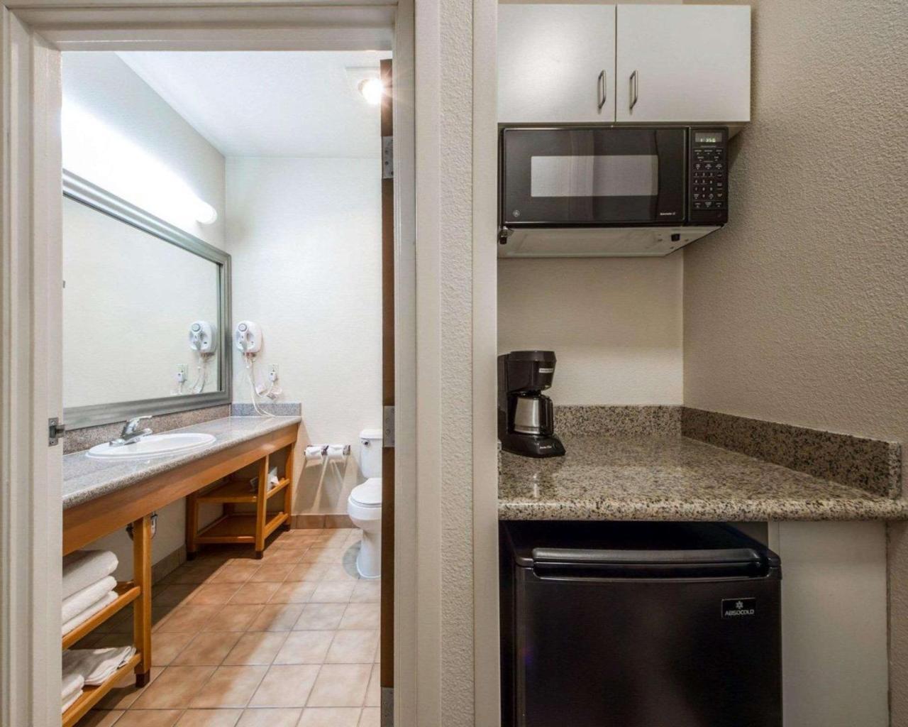 Comfort Inn & Suites Oakland Airport Exterior photo